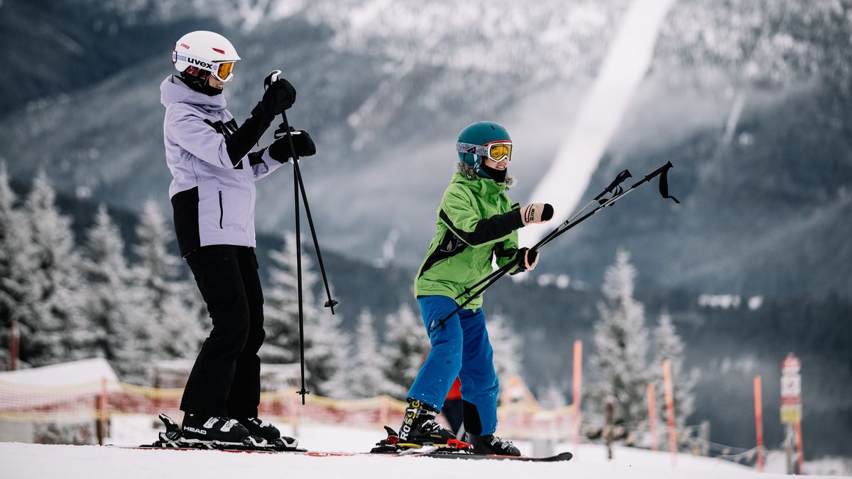 Srovnání cen skipasů na českých horách. Koupí online ušetříte několik stovek